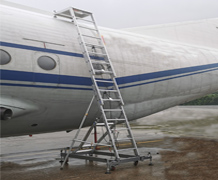 飞机发动机维修梯