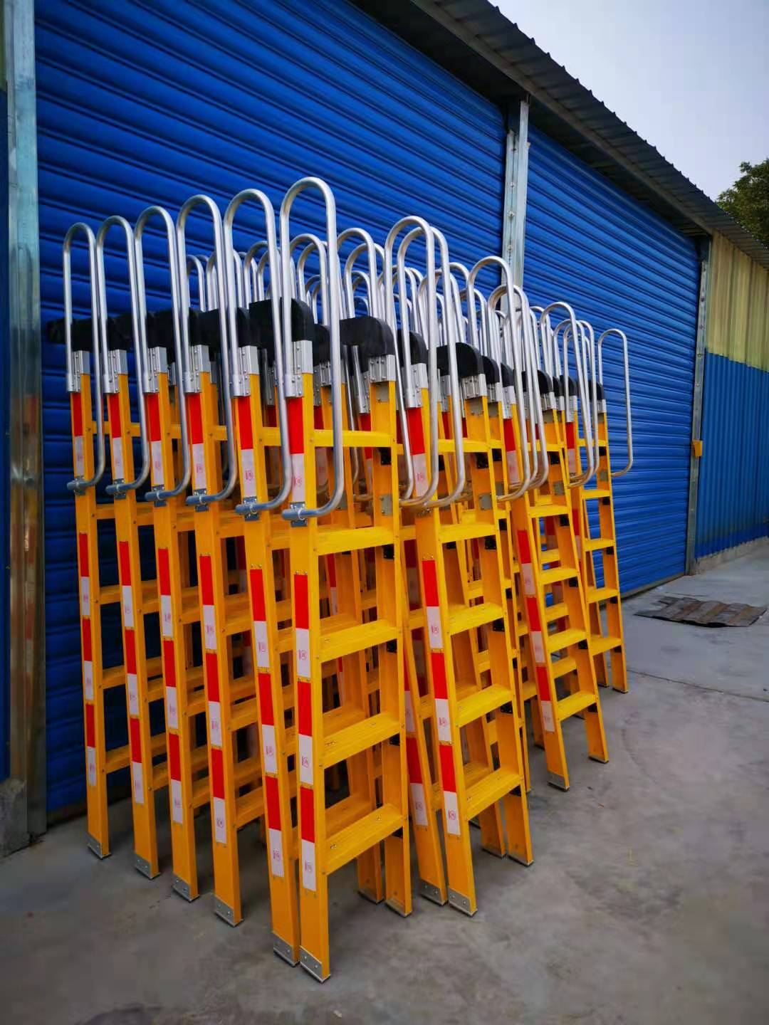 绝缘梯落轨梯带挂