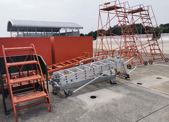 飞机发动机维修梯